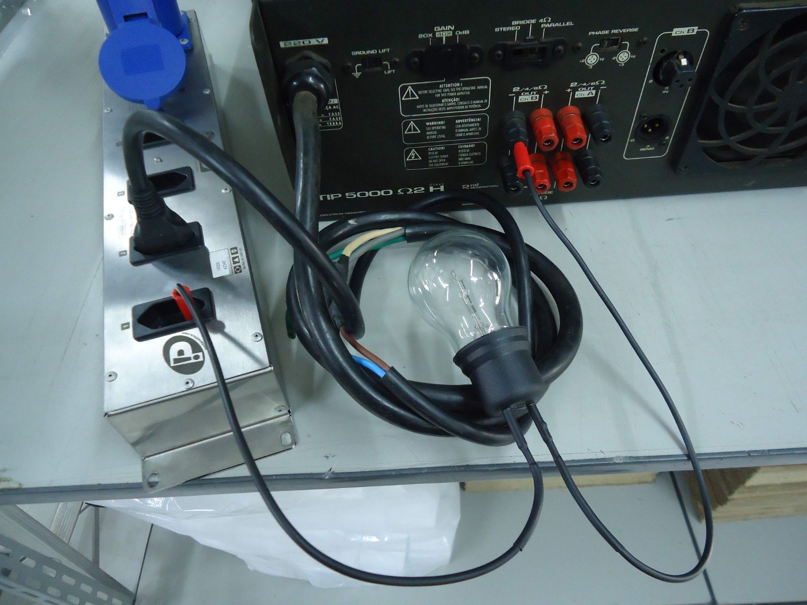 Figura 5 – O teste de isolação com um amplificador de fonte convencional, revelando a sua condição de saídas isoladas
