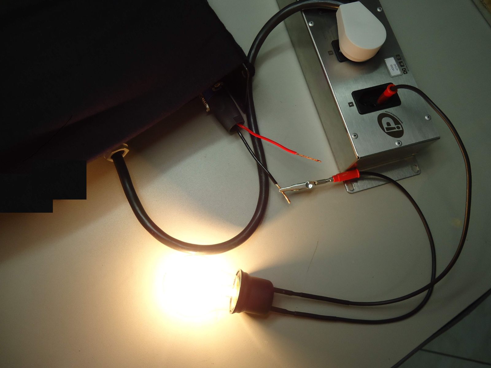 Figura 7 – O teste de isolação com um amplificador de fonte a autotransformador – repare a condição "viva" entre a rede AC e as saídas de som