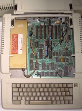 Figura 9 – o Apple II. A fonte chaveada está dentro da pequena caixa metálica à esquerda