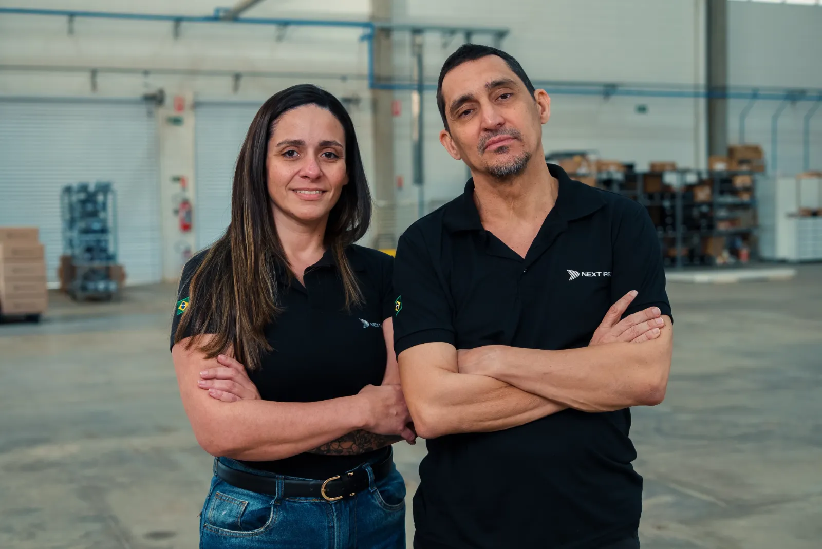 Aline e Marcelo Barros no estande da Next Pro, com a Série Nano ao fundo