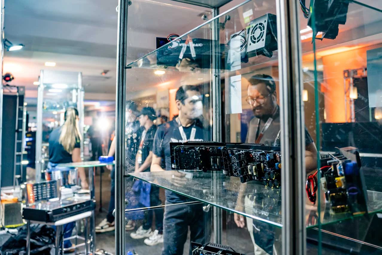 Estande da Next Pro na feira SemanÁudio 2026, com as séries Nano, Pro-R e NanoBox expostas
