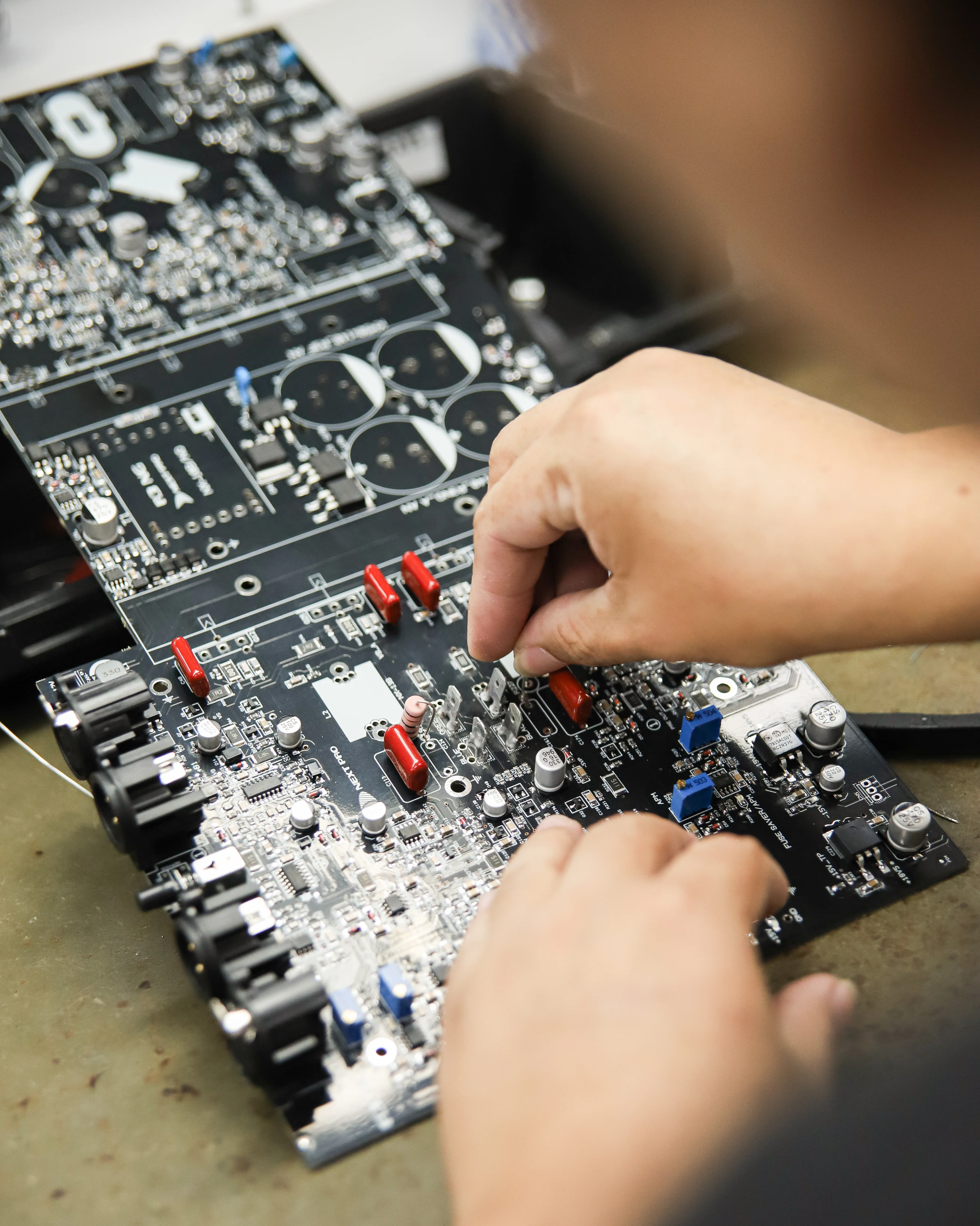 Inserção manual de componentes de furo passante numa placa Next Pro