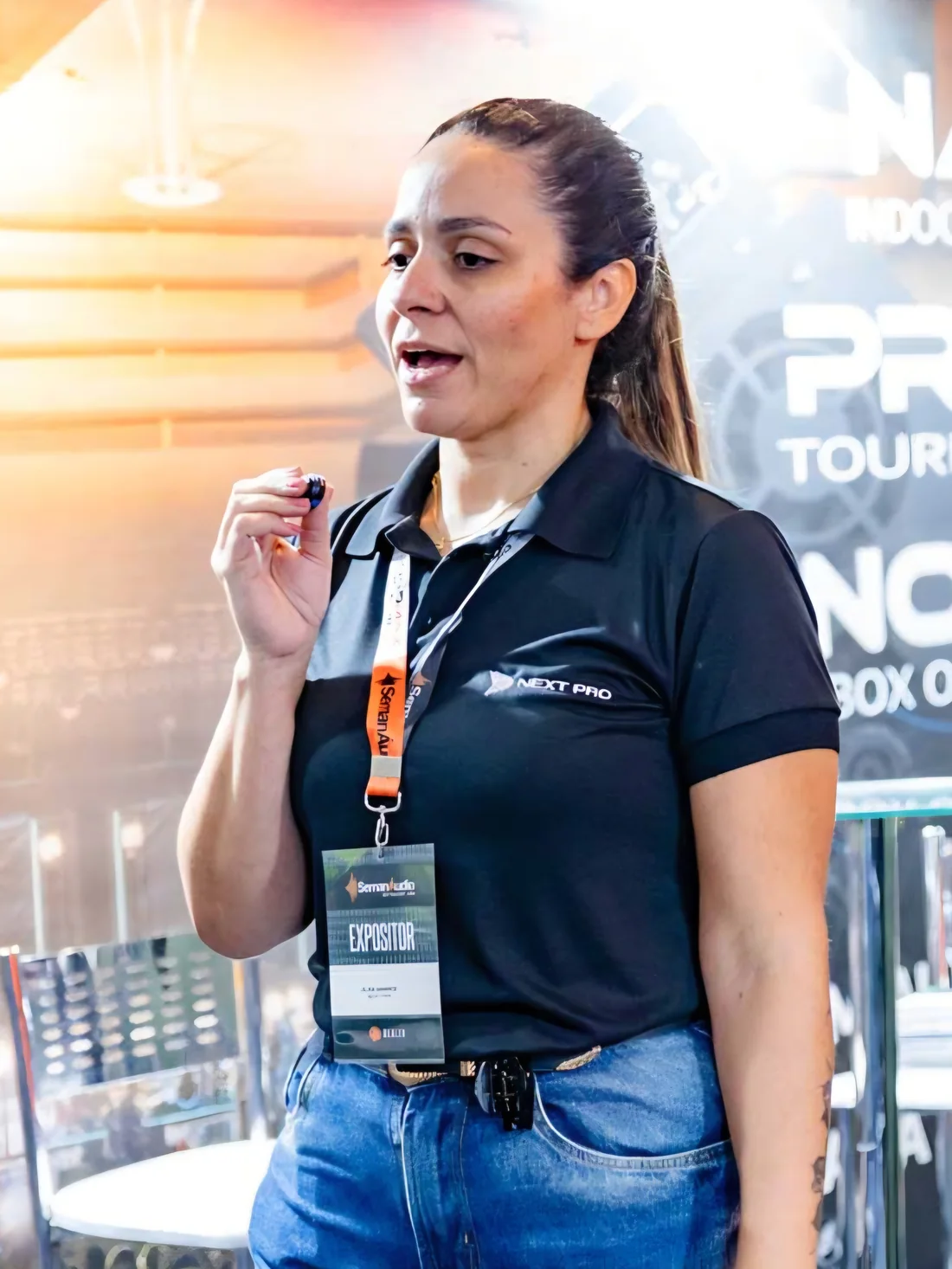 Aline Barros apresentando os produtos Next Pro durante a SemanÁudio 2026