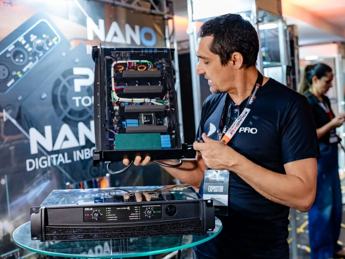 Marcelo Barros demonstrando o interior de um módulo NanoBox na feira