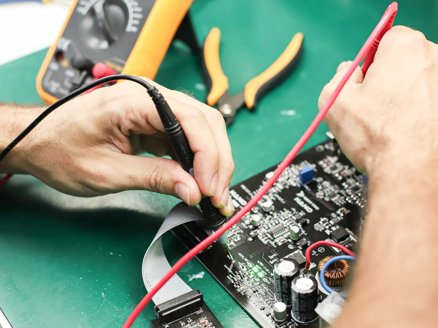 Bancada de instrumentos da Next Pro com osciloscópio exibindo a forma de onda em teste