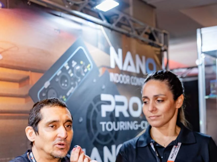 Aline e Marcelo Barros apresentando um módulo NanoBox a visitantes da feira