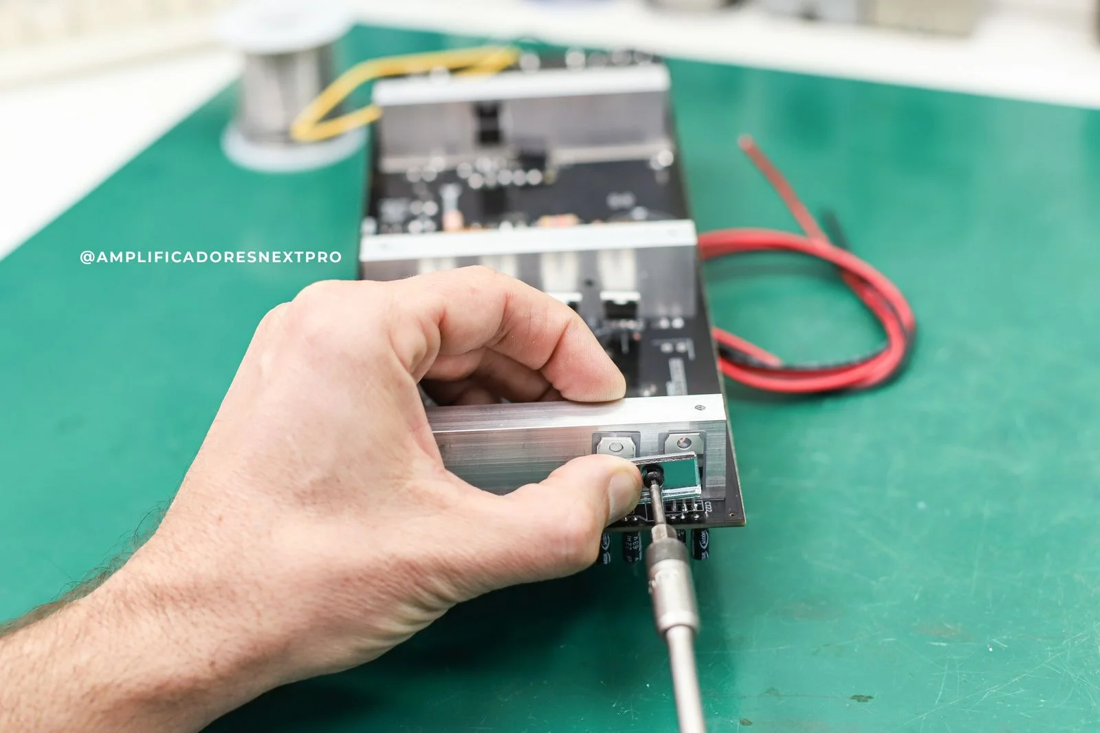 Inserção de componentes de furo passante numa placa Next Pro