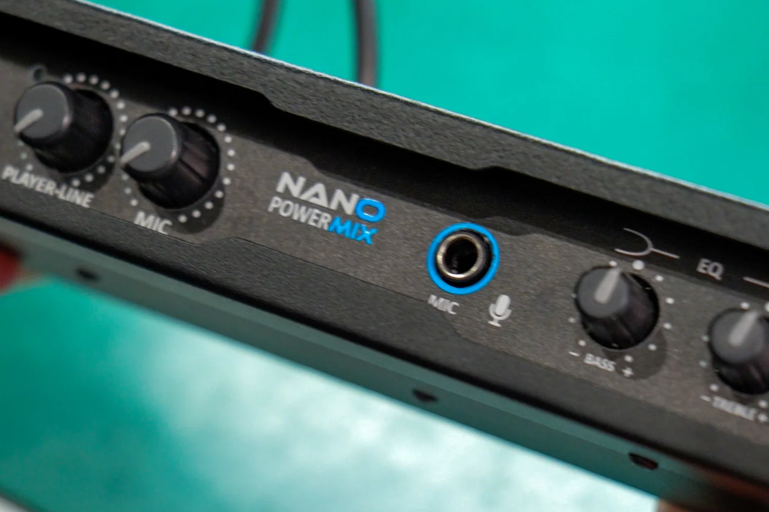 Painel frontal do Nano PowerMix, com os controles de player, microfone e equalização